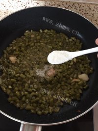 美味的酸豆角炒肉末做法图解5)