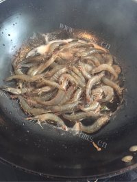 色香味俱全的红烧虾做法图解3)