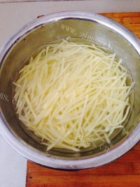 简单美味薄饼卷土豆丝做法图解3)