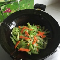 最喜欢吃的西芹百合做法图解11)
