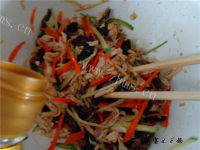 美味的凉拌手撕鸡做法图解17)