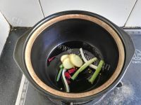 令人神往的酸菜肥肠砂锅做法图解4)
