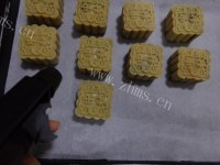 美味的枣泥豆沙月饼做法图解16)
