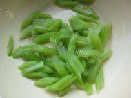 芹菜炒香菇做法图解1)