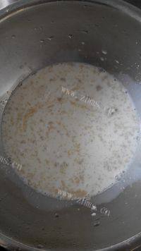 香喷喷的奶香玫瑰花卷做法图解2)