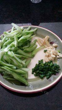 家常菜芹菜豆腐干做法图解1)