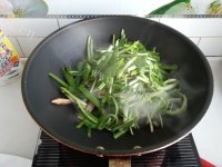 美味的韭菜炒蛏子做法图解6)