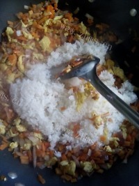 美味的五彩蛋炒饭做法图解4)