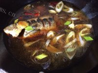 家常菜鲫鱼烧豆腐做法图解6)