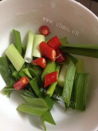 家常菜五花肉炒菜花做法图解2)