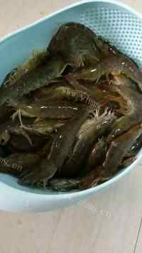 美味的蒜蓉粉丝蒸虾做法图解2)
