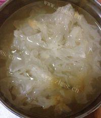 美味的冰糖雪梨银耳羹做法图解1)