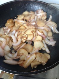 美味的杏苞菇炒洋葱做法图解11)