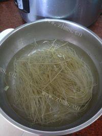 香喷喷白菜猪肉炖粉条做法图解2)