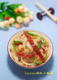 家常菜腊肠炒河粉