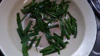 好吃的韭菜炒鸭蛋做法图解3)