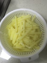 好吃的干煸土豆丝做法图解2)