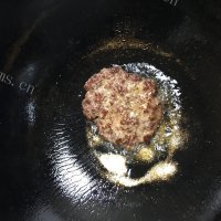 自制牛肉汉堡包做法图解18)