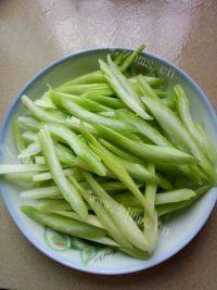 家常菜西芹炒肉片做法图解1)
