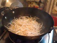 有特色的韭菜炒豆芽做法图解3)