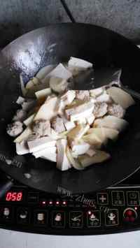 好吃的春笋肉丸豆腐汤做法图解6)