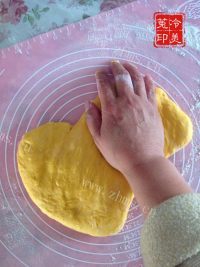 自制南瓜小餐包做法图解11)
