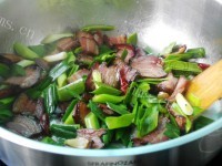 好吃的蒜苗炒腊肉做法图解8)