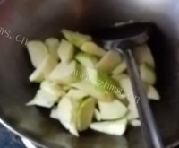 家常菜西葫芦炒蛋做法图解5)