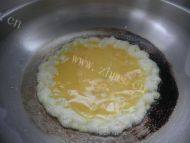 美味的蚕豆炒鸡蛋的做法图解三
