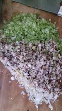 美味的香菇芹菜猪肉贴包做法图解2)