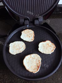 营养的蟹肉鱼肠洋葱鸡蛋饼做法图解10)
