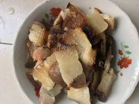 易做的蒜苗炒腊肉做法图解2)