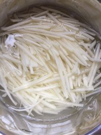 家常菜青椒土豆丝做法图解1)