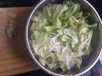 家常菜清炒手撕包菜做法图解1)