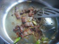 家常菜腊肉炒豆干做法图解4)