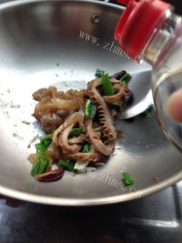 美味的爆炒卤牛杂做法图解10)