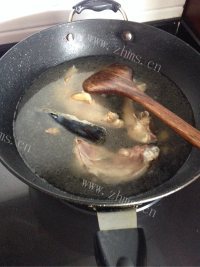 热腾腾的鱼头豆腐汤做法图解7)