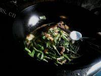 最喜欢蒜苗炒五花肉做法图解10)