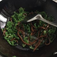 美味的青椒炒面筋做法图解4)