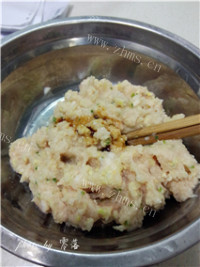 美味的白菜猪肉锅贴做法图解3)