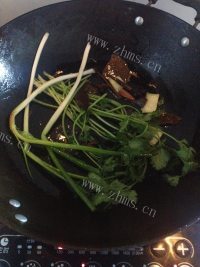 珍馐美味的秘制熏鱼做法图解4)