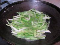 家常菜芹菜炒五花肉做法图解7)