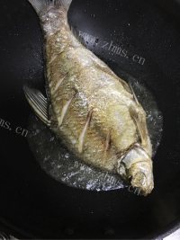 美味的香煎鳊鱼做法图解3)
