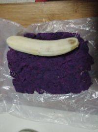 美味的紫薯香蕉卷做法图解4)