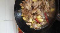 家常的鸡肉炖土豆做法图解6)