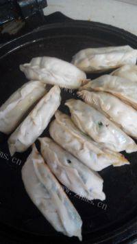 美味的虾仁韭菜盒子做法图解12)