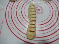 自制香肠面包做法图解9)