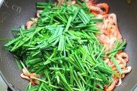 美味的河虾炒韭菜做法图解4)
