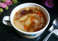 美味的雪梨银耳红枣汤