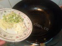 榛蘑白菜肉丸汤的做法图解一